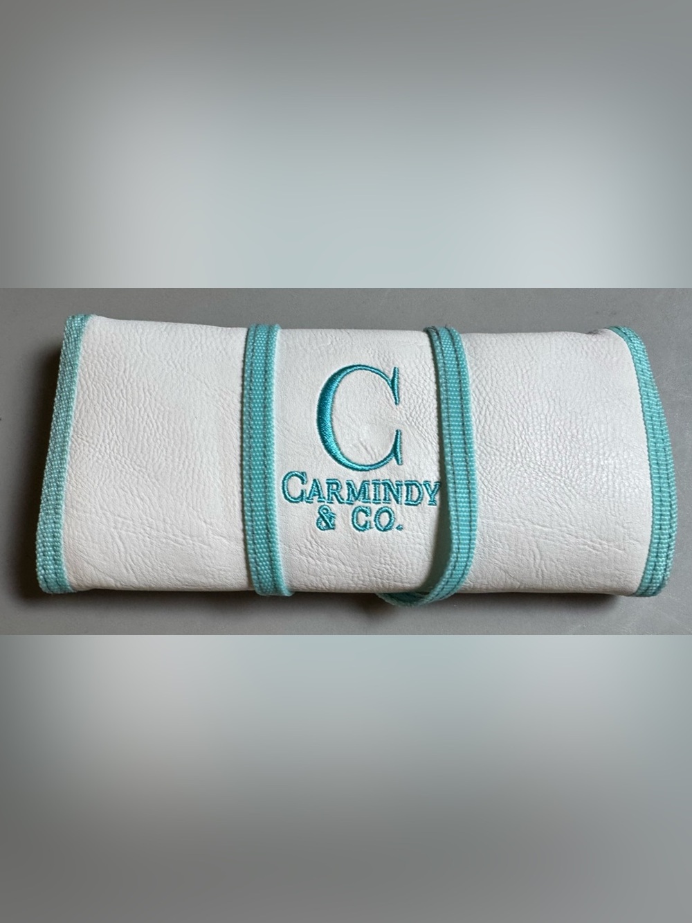 Carmindy & Co. Bag with makeup brushes, White with Aqua Trim